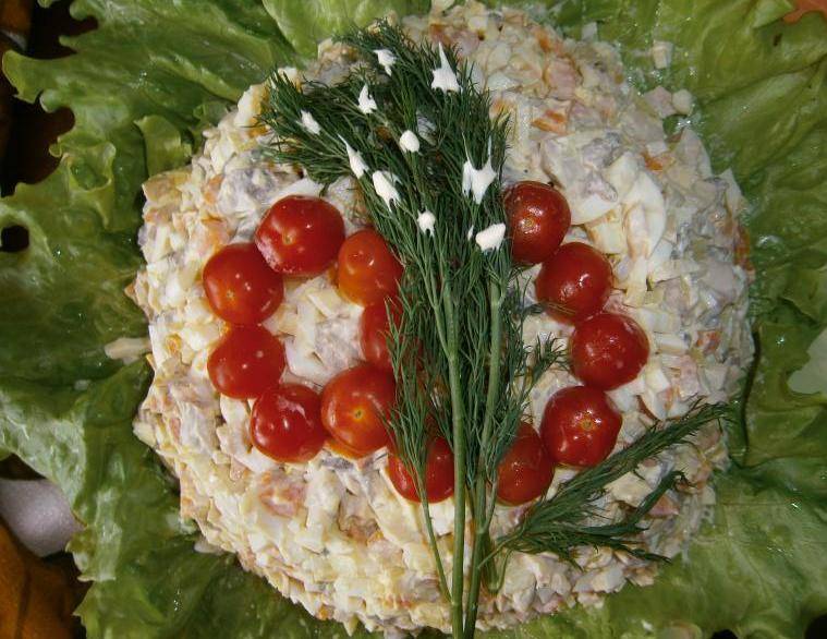 Украсить готовый салат из кальмаров и шампиньонов можете помидорами черри и зеленью (например, укропом). Приятного аппетита!