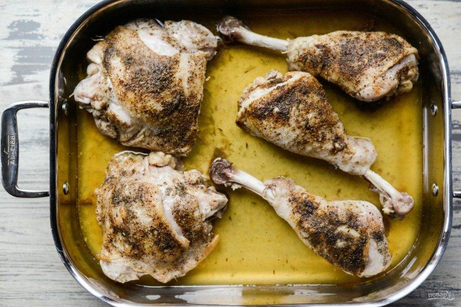 Запекайте курицу с индейкой в духовке в течение 1 часа при 180 градусах.