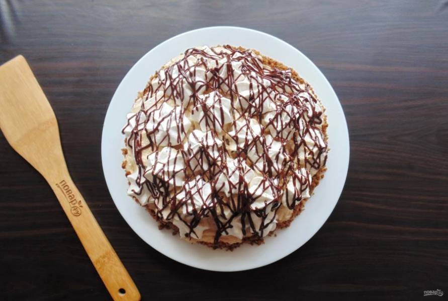 Обрезки коржа измельчите в крошку. Бока торта смажьте кремом и обсыпьте крошкой. Полейте торт растопленным шоколадом. Отправьте торт в холодильник на 3-4 часа.