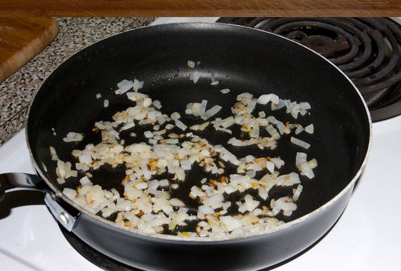 3. На сковороду налить немного масла и отправить туда овощи. Обжарить до золотистого цвета. 