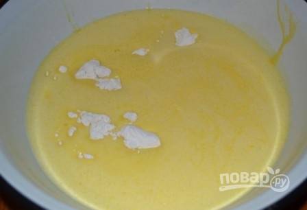 Высыпаем муку с разрыхлителем в миску, к ним добавляем смесь яиц и кислого молока с маслом.