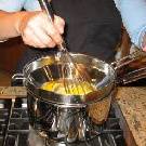 В миску добавьте желтки и готовьте помешивая на пару, пока они не станут "пушистыми"