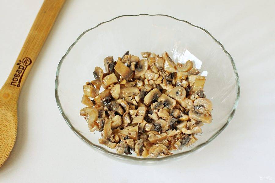 Салат выкладывайте слоями. Каждый слой смазывайте майонезом и подсаливайте по вкусу. Первый слоем выложите обжаренные грибы.