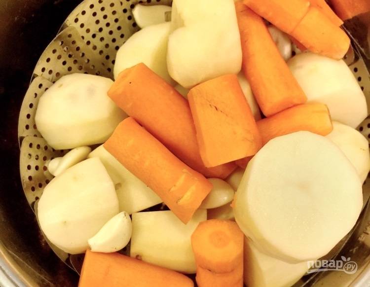 5.	Установите в чашу сетку для пароварки, а на нее уложите очищенный и нарезанный крупно картофель, морковь. Установите режим «Тушение» и готовьте 90 минут.