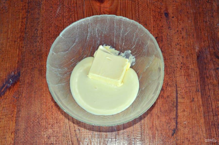 Для приготовления крема соедините сгущенку с размягченным сливочным маслом. 