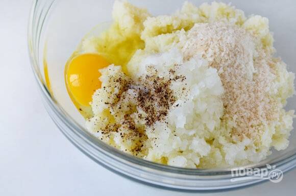 3. Соедините с яйцом, измельченным луком, панировочными сухарями и тертым сыром. Добавьте соль и перец по вкусу, перемешайте. 