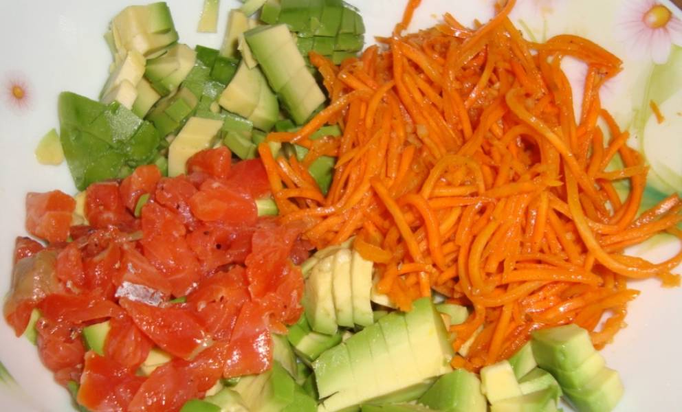 1. Подготовим ингредиенты. Авокадо моем и нарезаем соломкой или квадратиками )как вам удобнее). Перец режем кубиками или мелкой соломкой. Смешаем овощи с морковью по-корейски. 