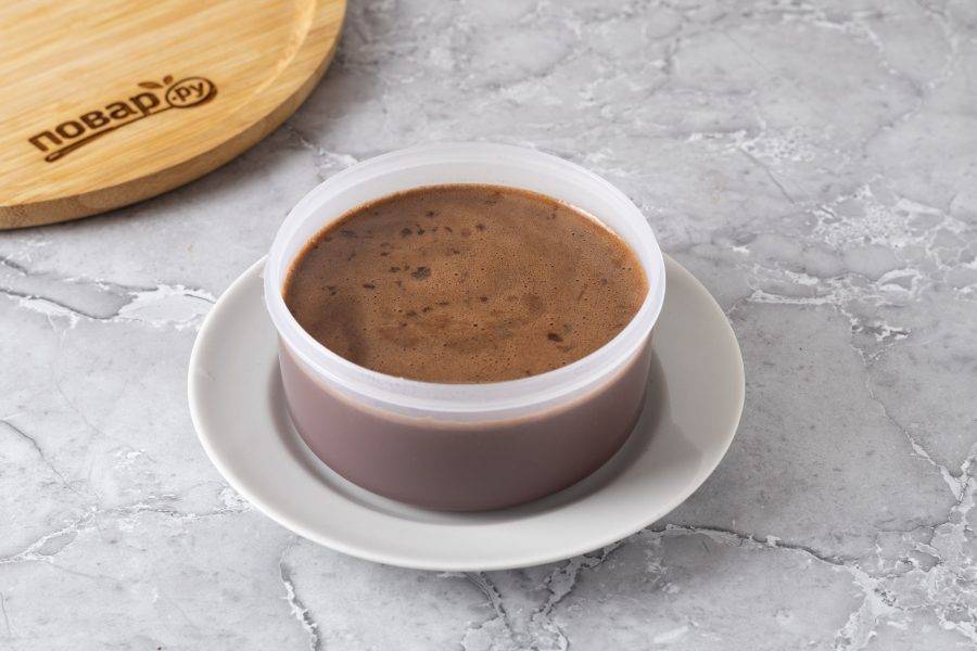 Перелейте шоколадную смесь в форму, уберите в холодильник на 2-3 часа.