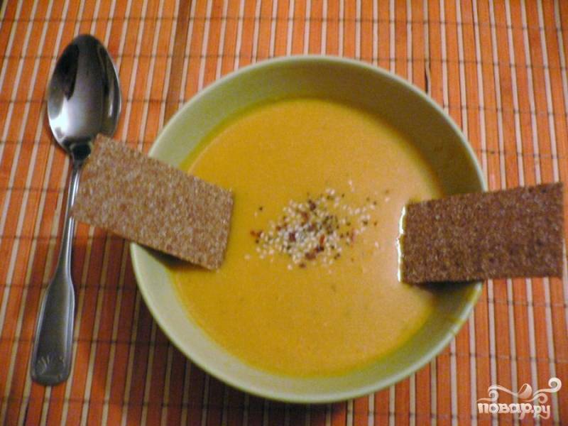 Разлить по емкостям суп, украсить его кунжутной посыпкой и хрустящими криспами (лучще ржаными)