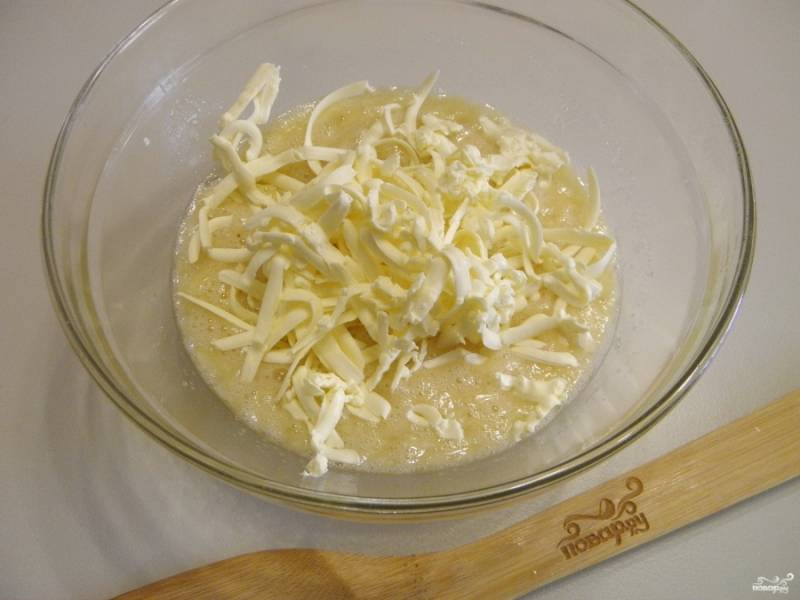 Масло сливочное натрите на крупной терке, можно добавить масло комнатной температуры и ввести в тесто, как удобно.