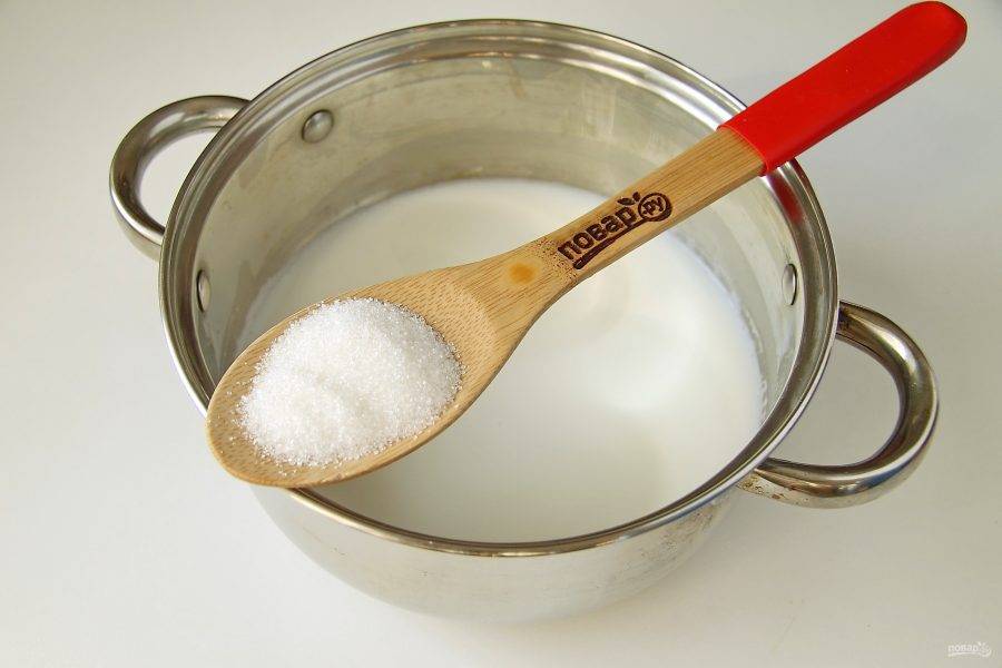 Налейте в кастрюлю воду и молоко. Добавьте соль, сахар, перемешайте и подогрейте (не доводите до кипения!).