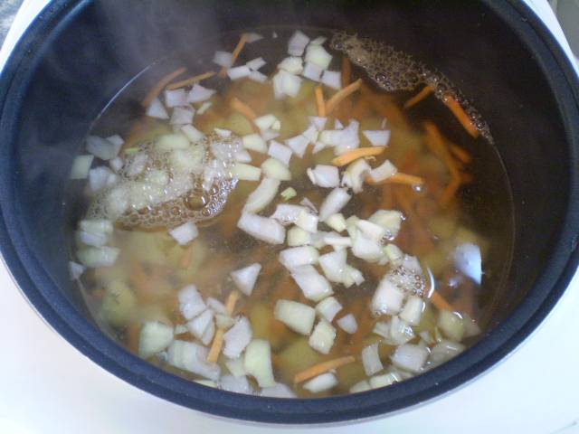 4. Залейте воду. Варим овощи в режиме "суп" 20 минут.
