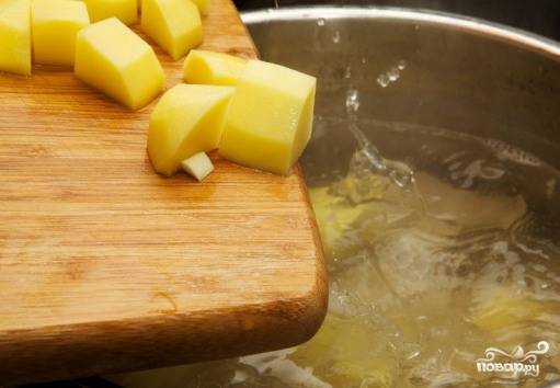 Из бульона вынуть куриное филе, всыпать нарезанный картофель, варить 15 минут.