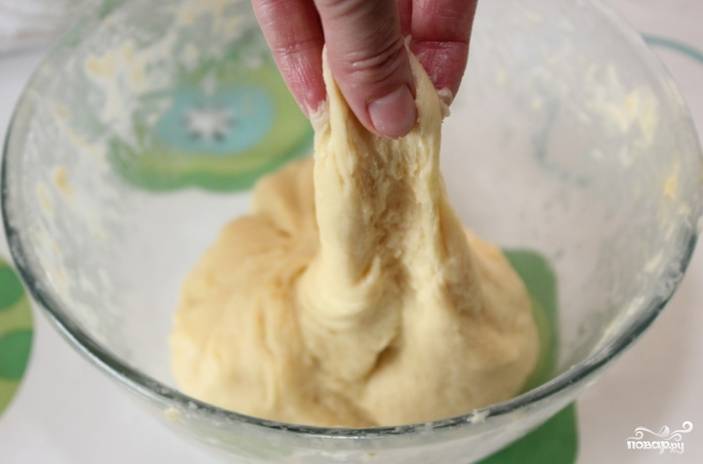4.	Вымешивайте тесто не менее 15 минут. Для этой цели можно взять кухонный комбайн, миксер с соответствующей насадкой. Не возбраняется поработать руками.