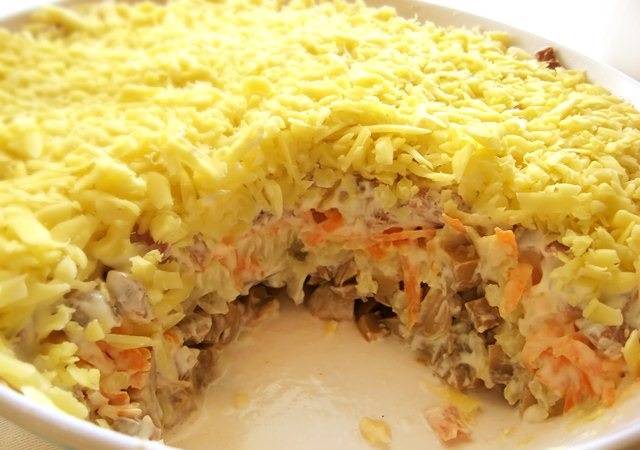 Салат Белая ночь – рецепт с курицей, грибами и сыром