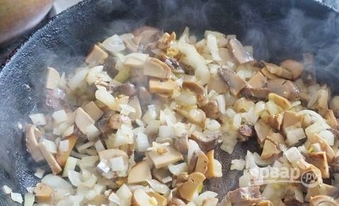 Отправьте жариться грибы с луком на сковороду в масле около 6 минут.