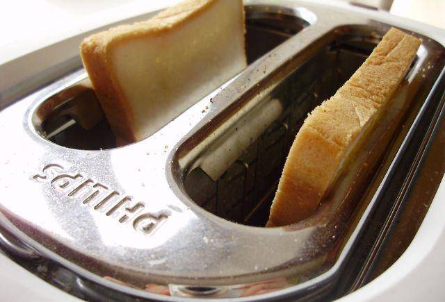 Ломтики хлеба поджарьте в тостере или духовке.