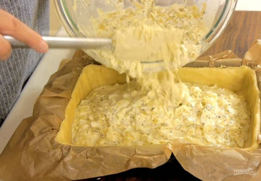 4. Тесто раскатайте в пласт на бумаге для выпечки перенесите его в форму и подровняйте края. Выложите в основу из теста начинку и отправьте пирог в разогретую до 190 градусов духовку на 40 минут. 
