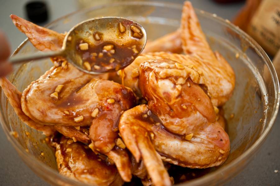 2. Куриные крылья промоем и обсушим. Щедро поливаем каждый кусочек соусом. Если есть время, оставьте их постоять в соусе хотя бы на полчаса.