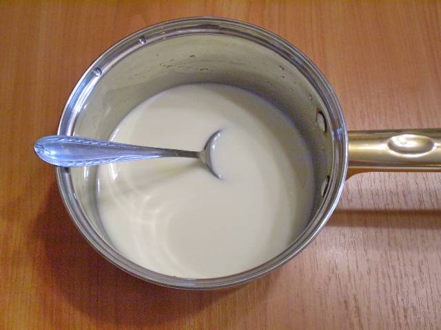 2. Кипятим молоко и выключаем пока.