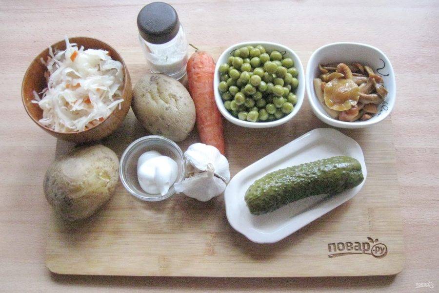 Подготовьте ингредиенты для приготовления "Старорусского" салата с грибами.