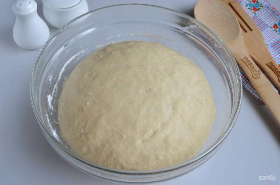 Спустя два часа в тепле тесто хорошо поднимается и увеличивается в объеме.