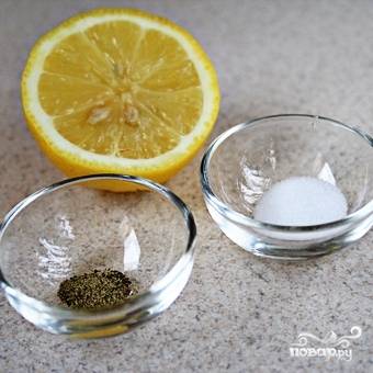 Смешиваем лимонный сок, оливковое масло, соль и перец.