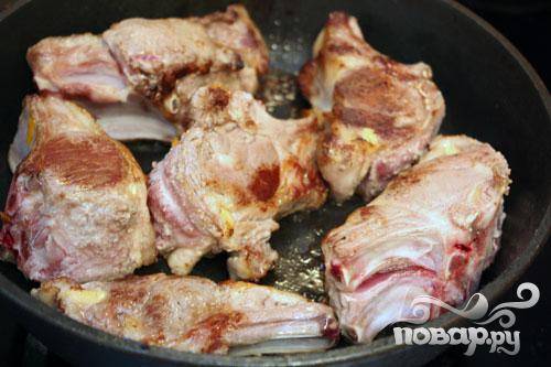 2.	В сковороду наливаем растительного масла, и на большом огне обжарить мясо, пока не образуется румяная корочка. В то же время, в середине мясо остается сырым.