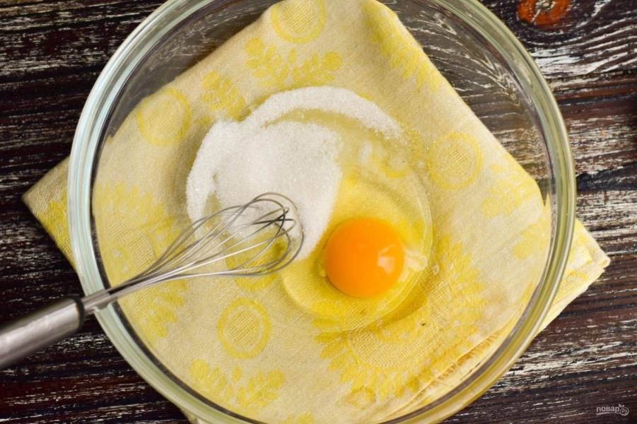 Соедините яйцо с солью и сахаром. Перемешайте.
