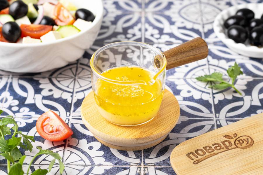 9 лучших заправок, чтобы сделать греческий салат ещё вкуснее