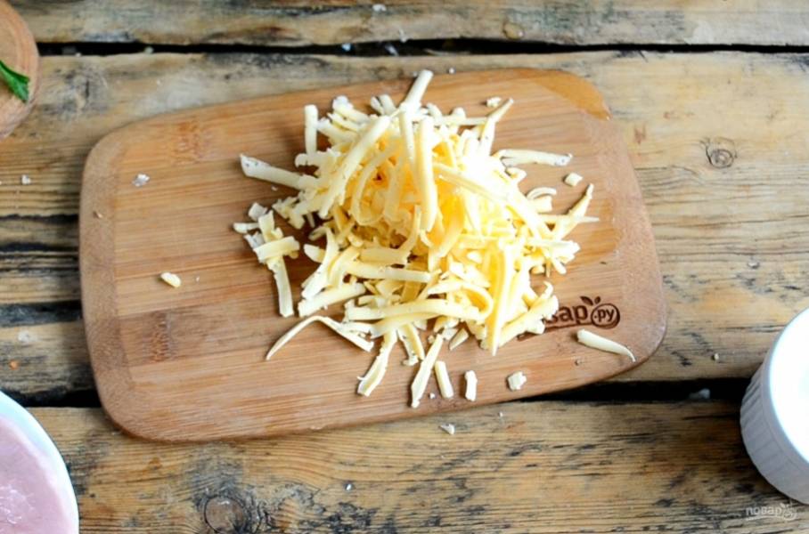Сыр натрите на крупной терке.