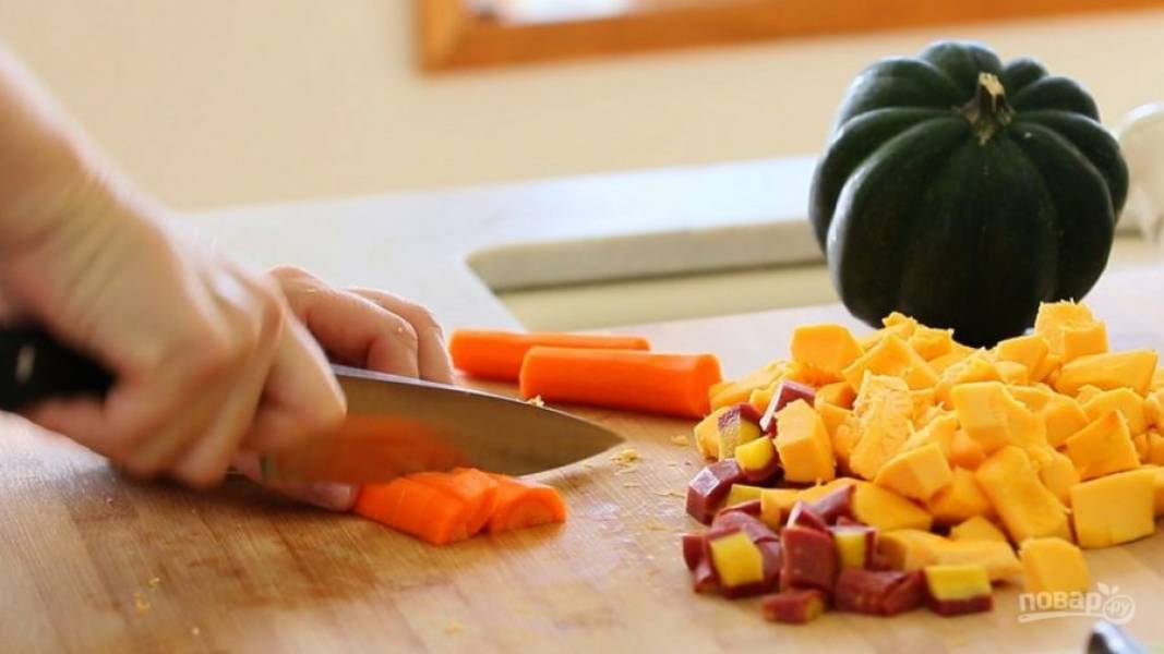 1. Почистите и нарежьте кубиками тыкву с морковью.