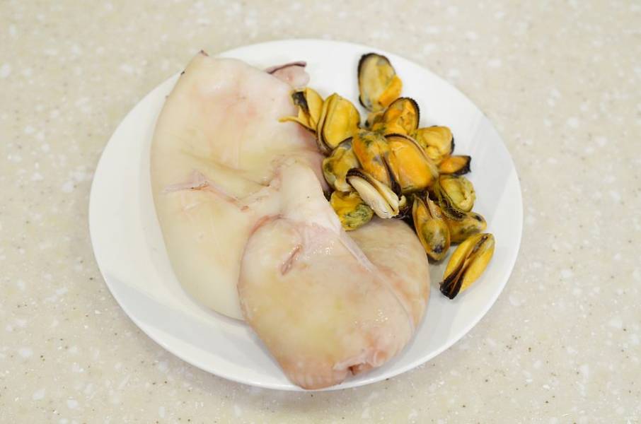 Рецепт сочного салата с кальмарами и мидиями