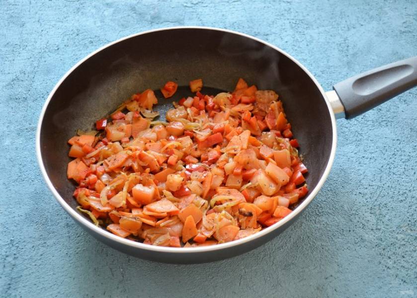 Добавьте болгарский перец и помидор, обжарьте все вместе ещё 1-2 минуты. В конце посолите по вкусу. 