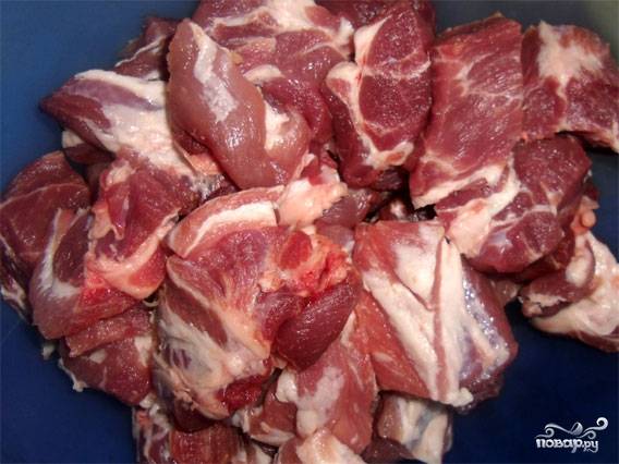 Кусок мяса хорошенько промываем, просушиваем и нарезаем на кусочки средней величины. Очень важно хорошо нарезать мясо, ведь если куски будут большие - не прожарятся, а если маленькие, то высохнут.