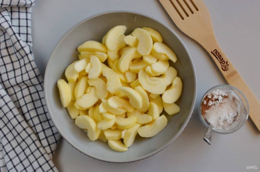 Пока тесто охлаждается, подготовьте яблоки: очистите, удалите сердцевинки, нарежьте ломтиками, сбрызните лимонным соком, перемешайте, чтобы яблоки не потемнели. В отдельной таре соедините сахар, корицу и крахмал.