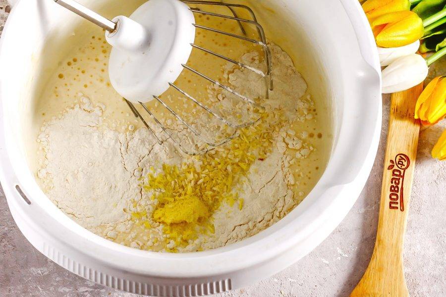 Всыпьте частями в яичную массу просеянную муку, кокосовую стружку любого цвета, разрыхлитель. Вмешайте сухие составляющие, получая тесто.