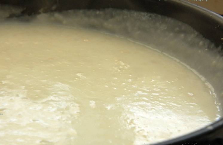 Теперь нам нужно приготовить соус "Бешамель" для мусаки. Нагрейте молоко до теплого состояния. В сковородке растопите сливочное масло. Добавляйте в масло понемногу муку, быстро перемешивая, затем вливайте небольшими порциями молоко, постоянно помешивая, чтобы не образовались комки. Доведите до густоты.