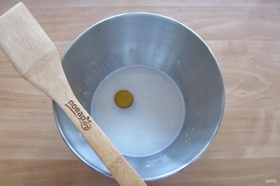 Налейте теплое молоко и выложите яйцо.