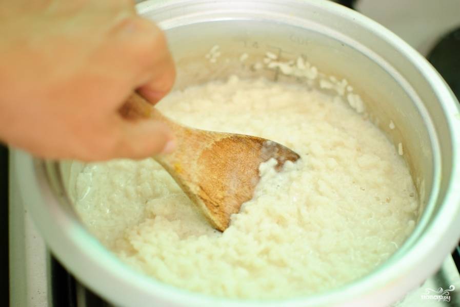 Мешайте рис, чтобы он не пригорел, пока вода окончательно не испарится и рис не превратится в густую кашу. 