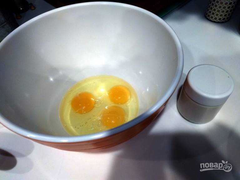 1.	В миску добавьте куриные яйца, размешайте их и влейте йогурт, а также предварительное растопленное и охлажденное сливочное масло.