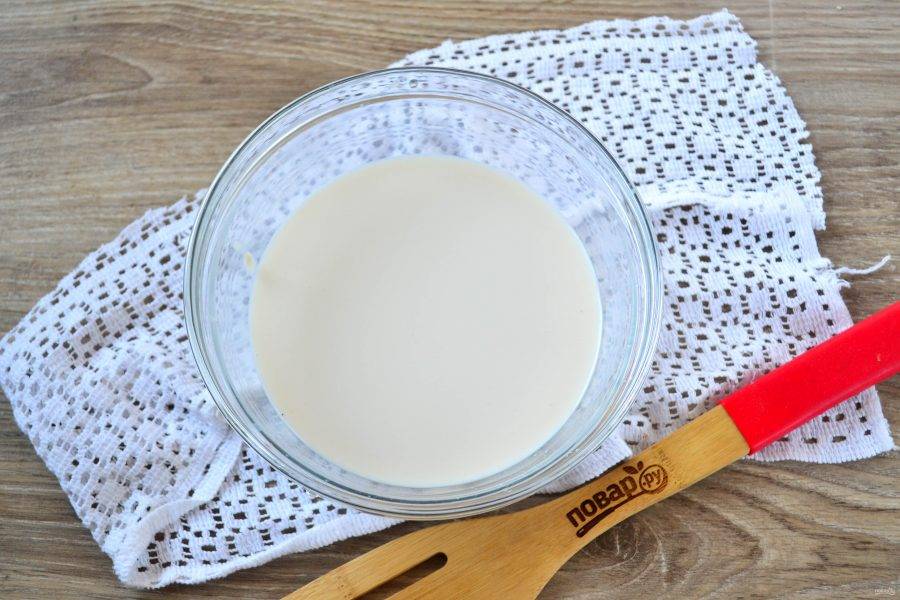 Молоко подогрейте до температуры приблизительно 30-32 градуса, добавьте в него 1 ст. ложку сахара и растворите в нем дрожжи. Оставьте на 10-15 минут, чтобы на поверхности образовалась пенная шапочка. 