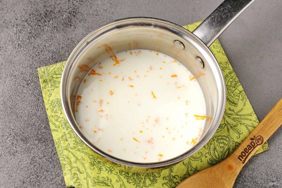 Молоко налейте в кастрюльку или сотейник, добавьте цедру и доведите до кипения.