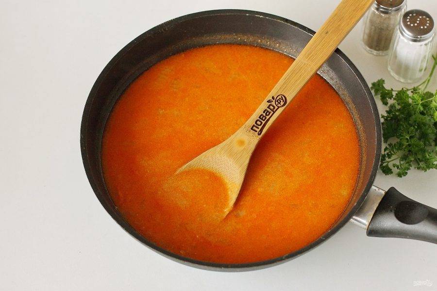 Часть овощей оставьте для начинки, к остальным добавьте томатную пасту и сметану. Потушите пару минут и частями влейте воду. Добавьте по вкусу соль, молотый перец, доведите до кипения и снимите соус с огня.
