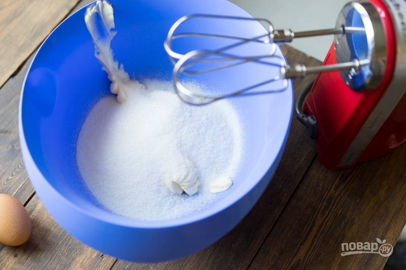В другой посуде взбейте миксером мягкое масло с сахаром.