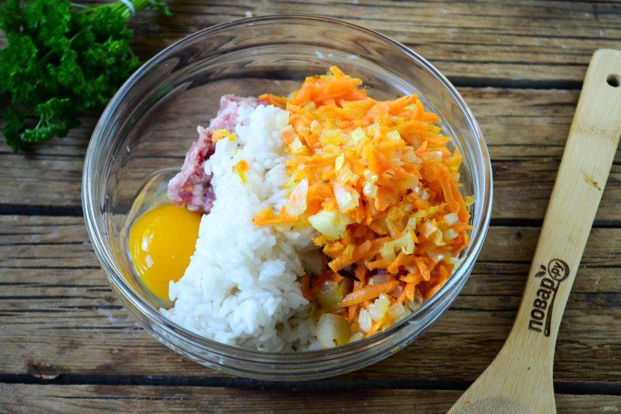 Смешайте фарш, обжаренные лук и морковь, яйцо и отваренный рис. Посолите и поперчите по вкусу.