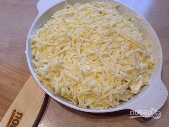 8. Посыпаем блюдо тертым сыром и отправляем в разогретую до 200 градусов духовку.