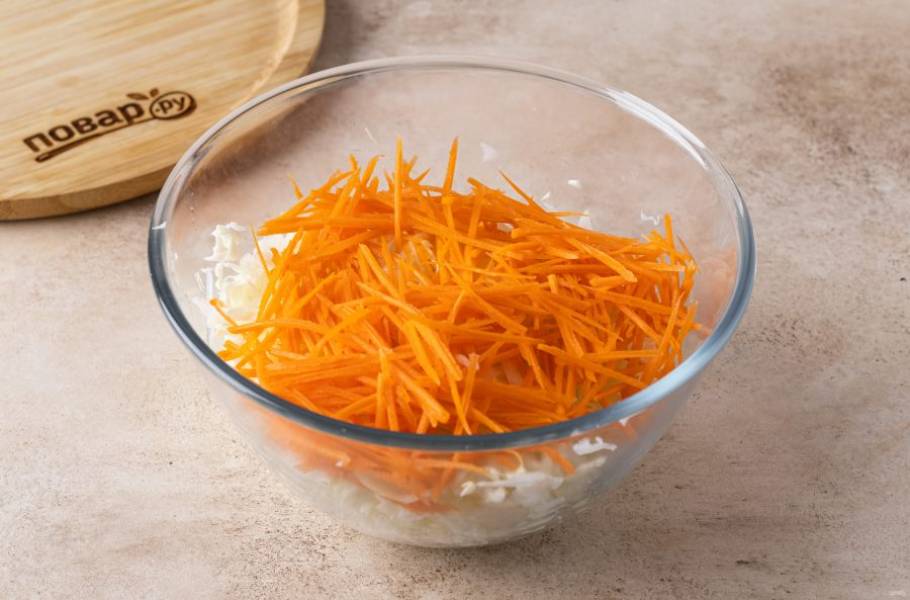 Морковь очистите и натрите на тёрке для моркови по-корейски.