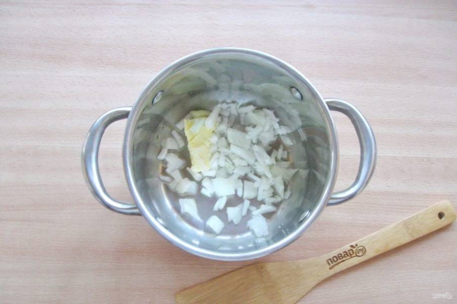 Репчатый лук очистите и помойте. Нарежьте произвольно и выложите в кастрюлю с толстым дном. Добавьте сливочное масло.