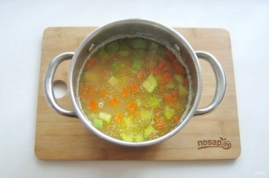 Варите суп до готовности всех ингредиентов. Красная чечевица готовится очень быстро. Буквально через 8-10 минут она будет готова.